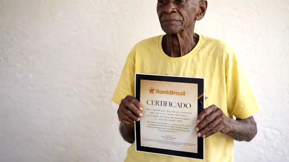 Cel mai bătrân om din lume a fost găsit în Brazilia: Povestea bărbatului care doarme în șezut și nu renunță la vicii nici la vârsta record