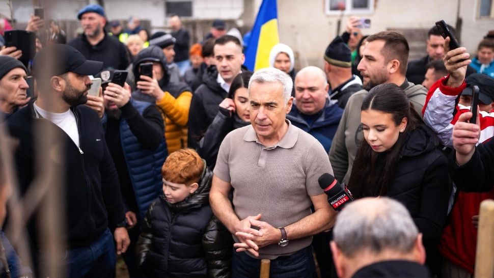 Călin Georgescu a plantat copaci, alături de numeroși români care îi sunt alături: Va înflori nădejdea și prosperitatea acestui popor – VIDEO