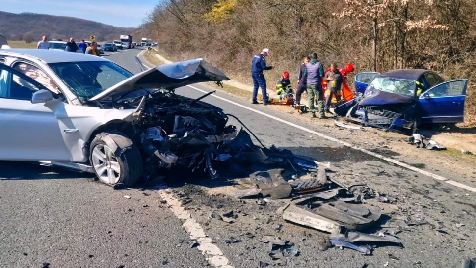 Impact violent pe DN 76. Două persoane scoase dintre fiarele contorsionate după un accident grav la Târnava de Criș - FOTO