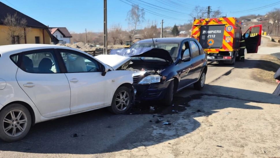 Accident în județul Suceava. Două persoane au ajuns la spital, după ce două mașini s-au ciocnit frontal 