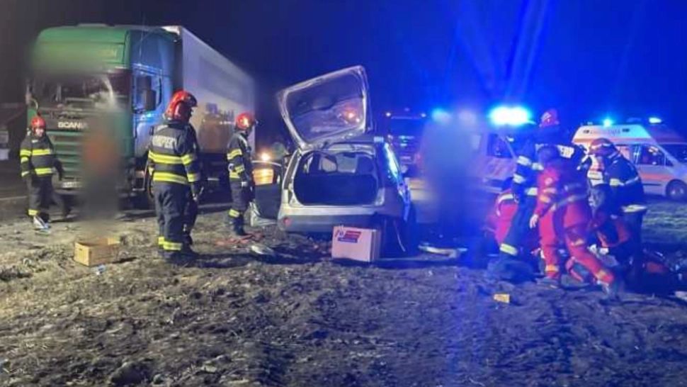 Accident grav pe DN 1B, în județul Prahova. Un copil a murit, după ce o mașină a intrat cu toată viteza într-un TIR 