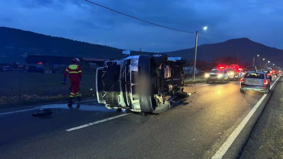 Accident grav în județul Cluj. Microbuz în care de aflau șapte persoane, între care și cinci copii, s-a răsturnat