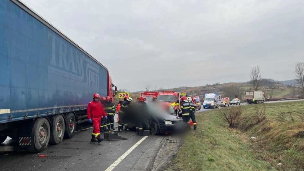 Tragedie rutieră în județul Cluj: cinci morți, inclusiv doi minori, într-un accident în care au fost implicate două camioane şi un autoturism