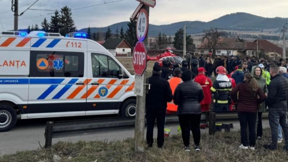 Accident feroviar grav la Miercurea Ciuc: o mamă a murit, iar patru oameni, printre care trei copii, au fost răniți. Bebeluș, preluat de elicopterul SMURD