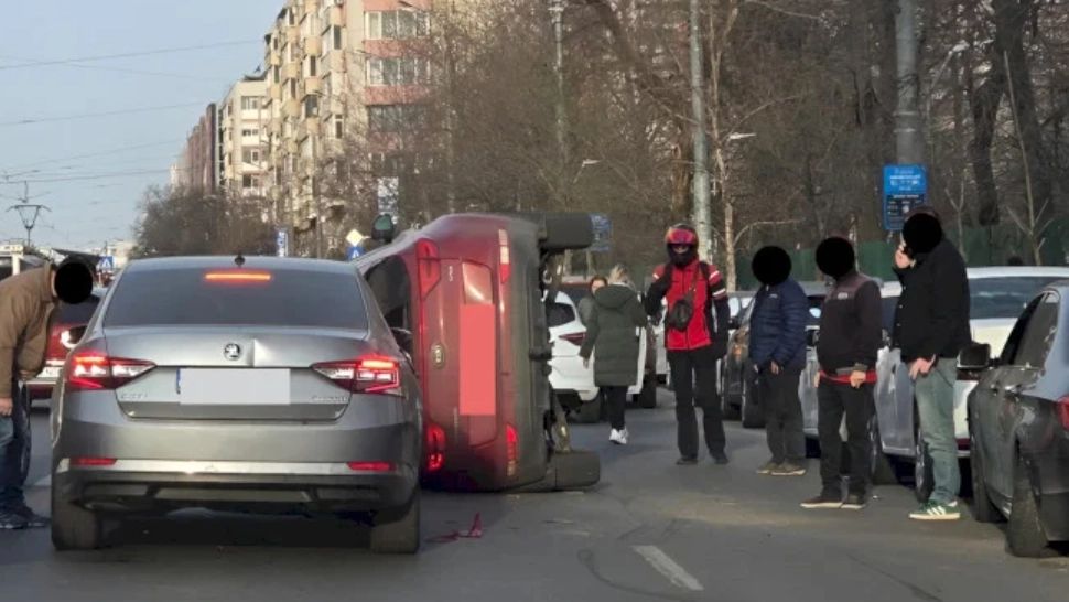 Accident grav în București: mai multe mașini implicate, una răsturnată. Traficul pe Șoseaua Ștefan cel Mare, paralizat. O femeie a ajuns la spital - FOTO
