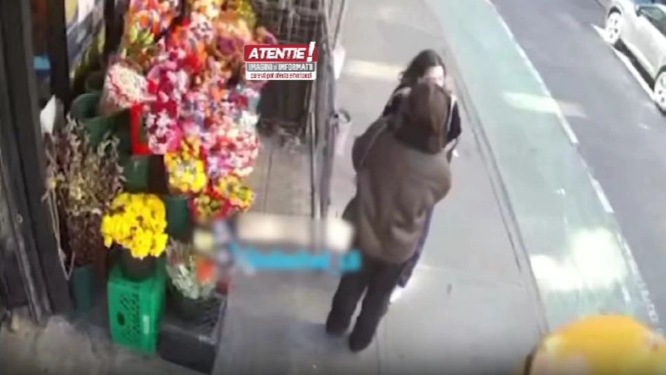 Femei spulberate pe trotuar, de un taxi. Au scăpat ca prin minune