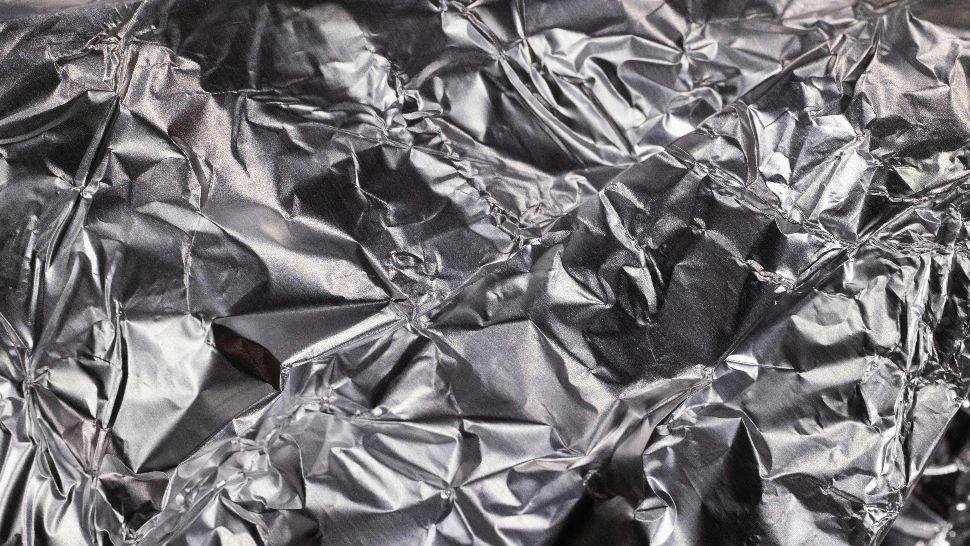 Cât de sănătos este să folosești folia de aluminiu în bucătărie? Riscuri la care te expui