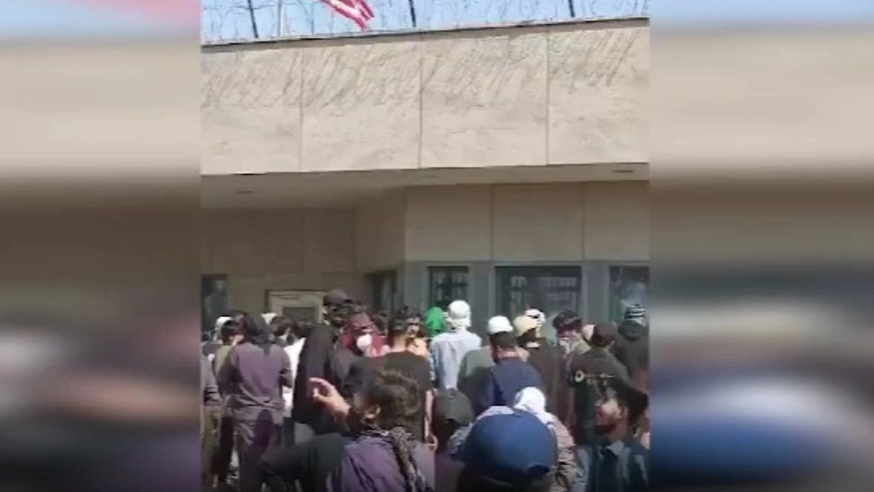 Ambasadele SUA din Irak și Pakistan au fost atacate. Revoltă uriașă: oamenii aruncă cu pietre