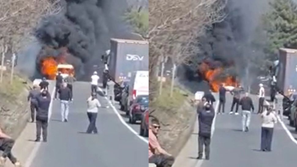 Trafic blocat pe DN 28, în județul Iași. O ambulanță a luat foc 