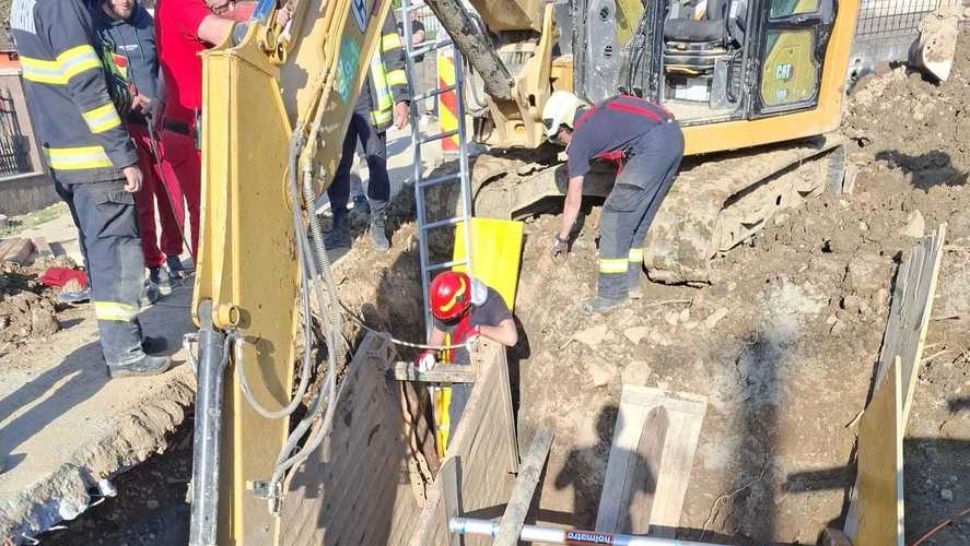 Incident în Satu Mare: un bărbat a murit după ce a fost prins sub un mal de pământ la câțiva metri adâncime
