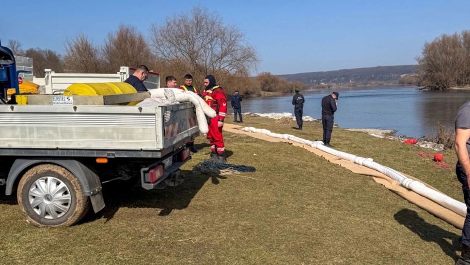 Alertă în Republica Moldova, s-a activat Mecanismul de Protecție Civilă al UE din cauza poluării cu petrol pe Nistru - VIDEO