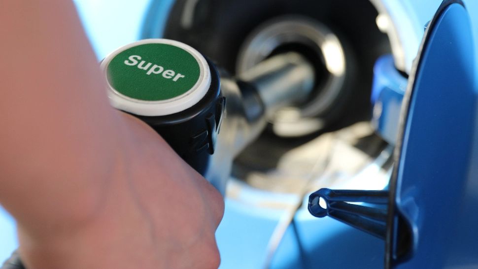 Țările care au luat măsuri de urgență pentru criza carburanților. Ajutor de 20 de euro pentru cei cu venituri mici