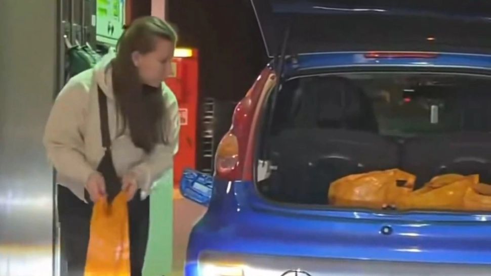 Disperarea oamenilor în criza de combustibili: Filmată când pune benzină în pungi - VIDEO