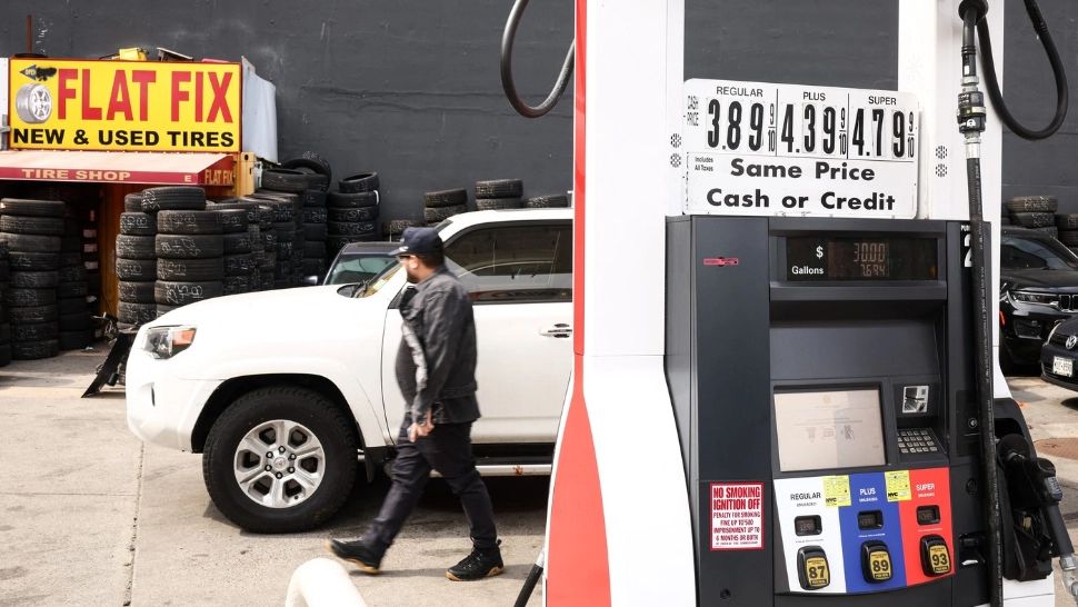 Șoc la pompă în SUA. Prețul benzinei a depășit pragul de 4 dolari pentru prima dată din 2022