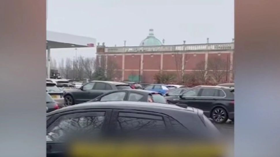 Panică la benzinării. Șoferii se înghesuie de frica scumpirilor