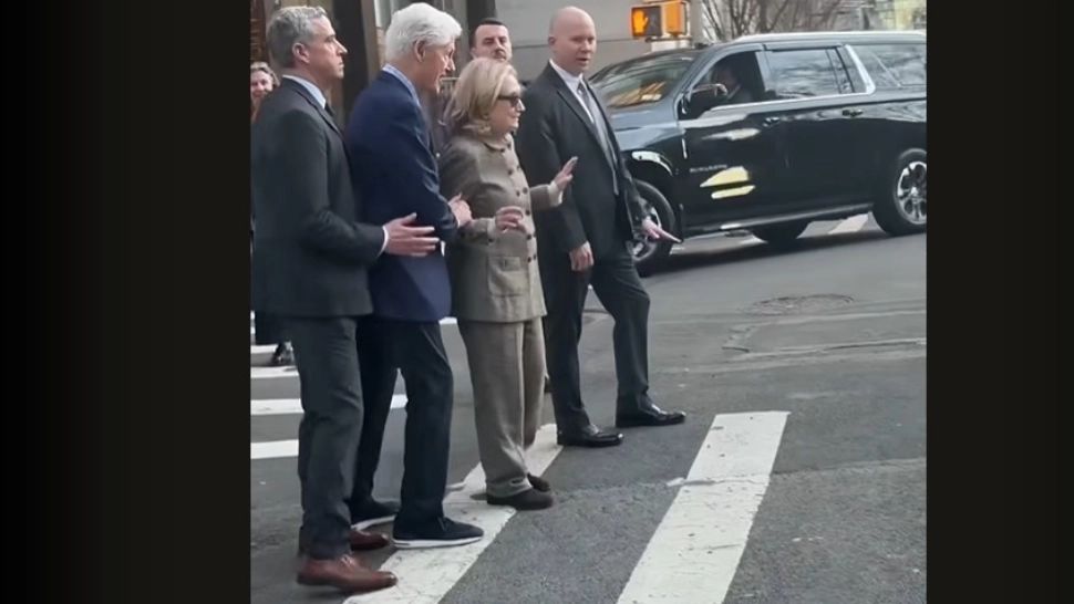 Moment tensionat pentru Bill Clinton. Ce a pățit fostul președinte al SUA în plină stradă VIDEO