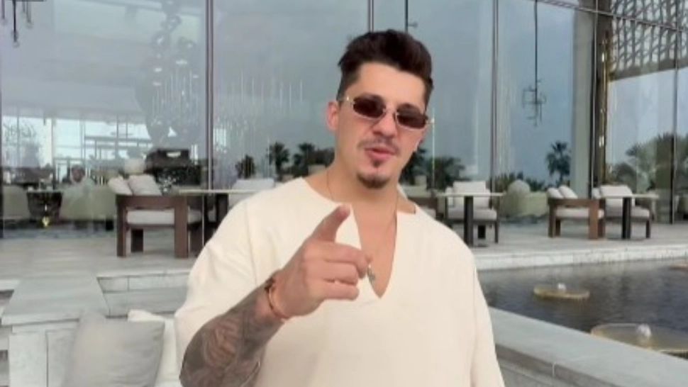 Cântăreț din România, în panică, din cauza bombardamentelor din Dubai. A fost nevoit să-și schimbe hotelul și anunță că e posibil să nu-și poată onora cântările | VIDEO