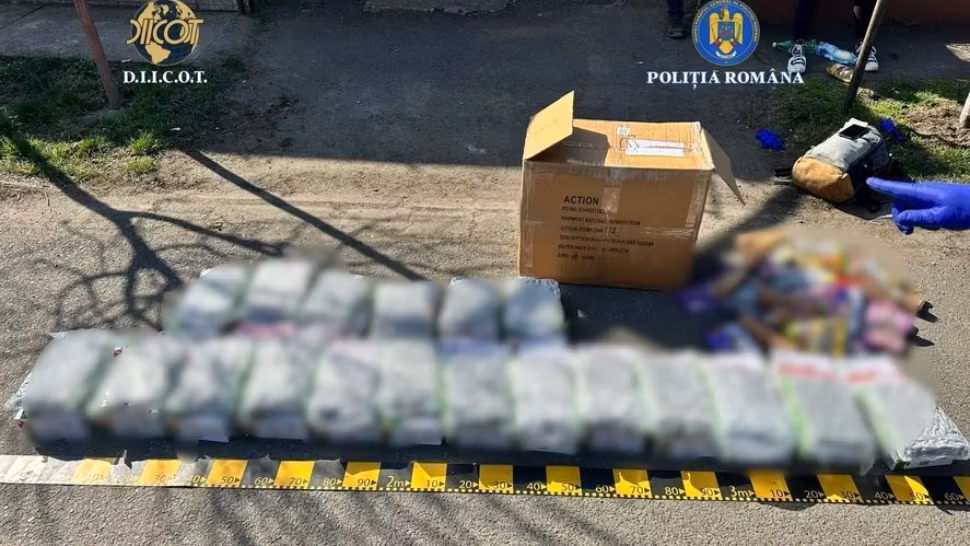 Tânără de 24 de ani, prinsă în flagrant cu aproape 10 kilograme de cannabis ascunse printre dulciuri, într-un colet din Spania