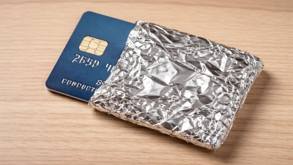 Motivul pentru care oamenii sunt sfătuiți să îşi înfăşoare cardurile bancare în folie de aluminiu. Cât de eficientă este această metodă 