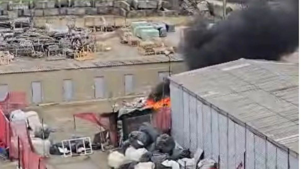 Incendiu cu degajări mari de fum în sudul Capitalei. Au luat foc gunoaie menajere lângă CET Progresul VIDEO