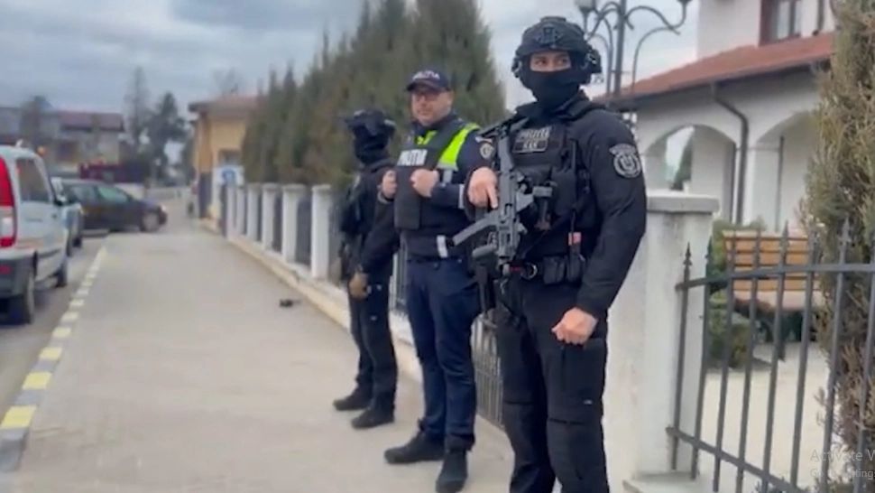 O angajată dintr-o primărie, suspectată de contrabandă cu țigări. Peste 100 de polițiști au descins la contrabandiști