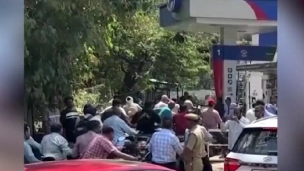 Avertisment DUR: se pregătesc restricții ca în pandemie. Benzinării închise și cozi uriașe, în Asia, din cauza crizei petrolului