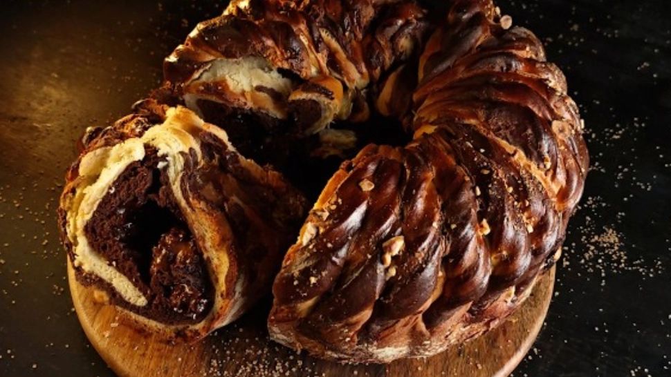 Rețeta de cozonac bicolor cu Nutella și alune de pădure. Un desert spectaculos și irezistibil, perfect pentru masa de Paște 