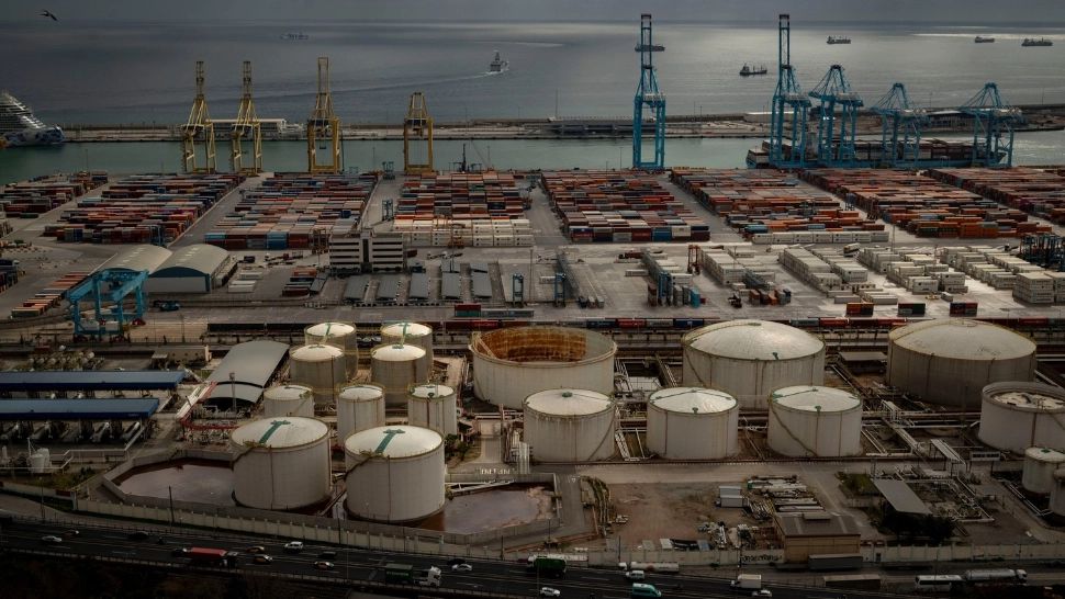 Criza petrolului în 2022 (Ucraina) vs. 2026 (SUA-Iran). De ce plătim mai mult la pompă deși barilul este mai ieftin?