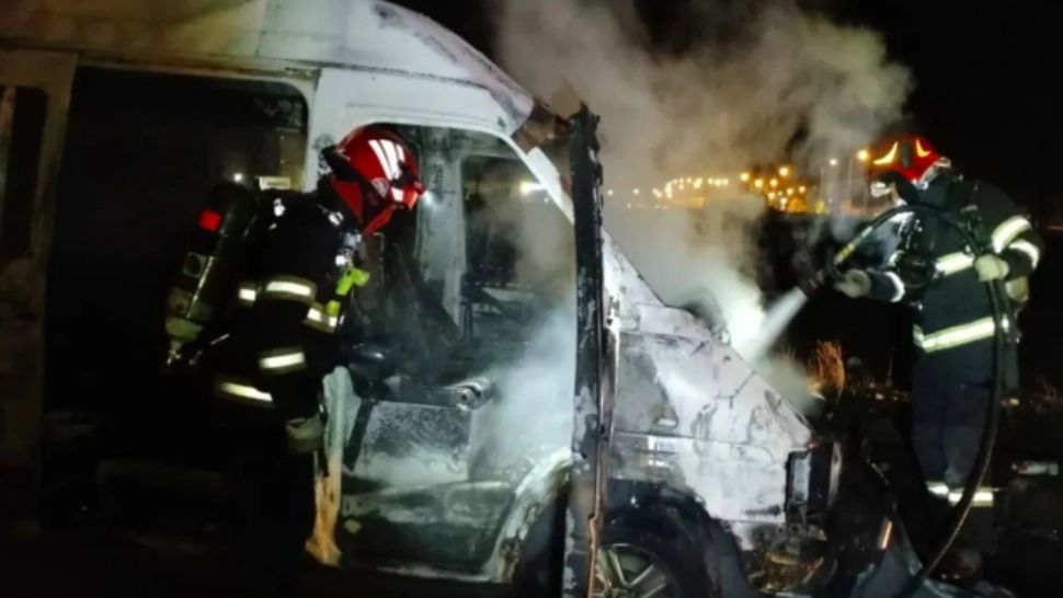 Microbuz cuprins de flăcări pe centura Aradului. Doi pasageri, transportați de urgență la spital cu arsuri grave