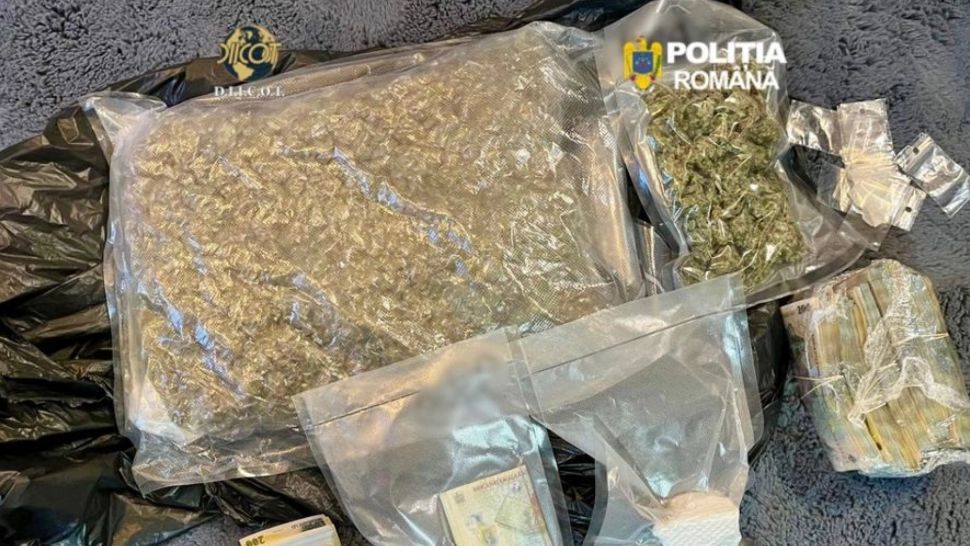 Tânăr prins în flagrant în timp ce vindea droguri în Bucureşti. 1,2 kilograme canabis şi cocaină, descoperite la percheziţii