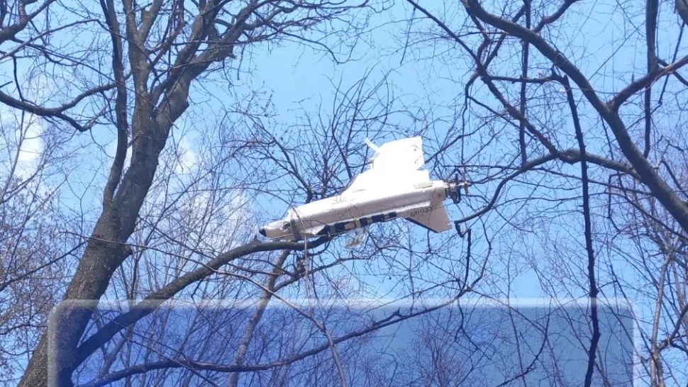 Dronă misterioasă, prinsă în vârful unui copac în județul Iași. Proprietarul terenului a chemat de urgență autoritățile 