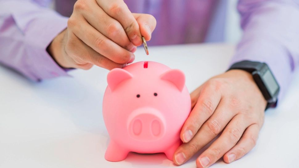 Românii au descoperit micile trucuri care îți lasă bani în buzunar la final de lună. Metode simple prin care facturile nu mai par atât de mari