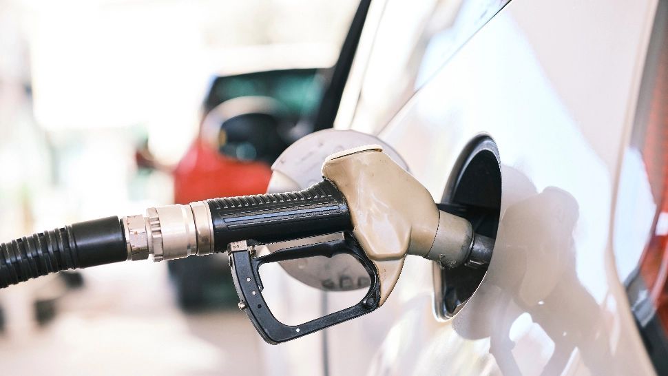 Guvernul caută variante pentru a stabiliza prețul la pompă. Au loc cele mai mari scumpiri: prețurile cresc necontrolat