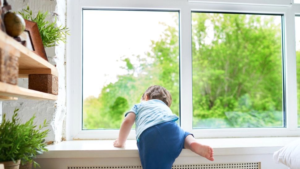 Cum securizezi ferestrele atunci când ai copil mic. Trucurile simple și eficiente care pot preveni tragediile