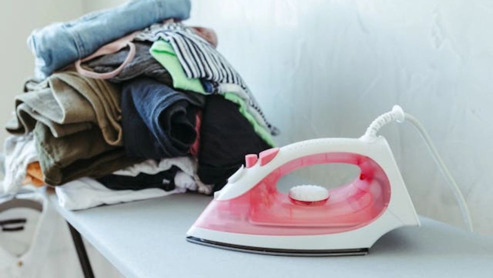 Cât timp ar trebui să îți ia călcatul rufelor în funcție de modul în care le usuci și de instrumentele pe care le folosești