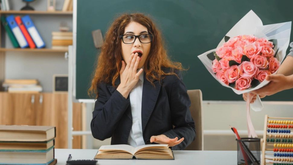 Profesoarele se roagă de părinți: „Nu ne mai aduceți cadouri de 1 și 8 Martie!” Dar scandalul abia atunci începe: „Ce o să zică lumea?”