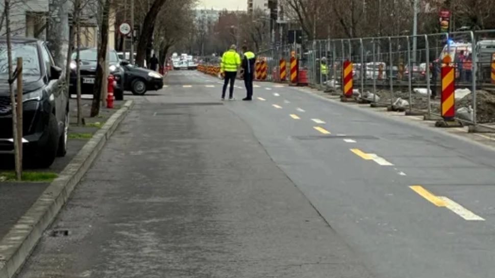 O porțiune de carosabil s-a surpat în Sectorul 2 din Capitală. Circulația este restricționată - FOTO