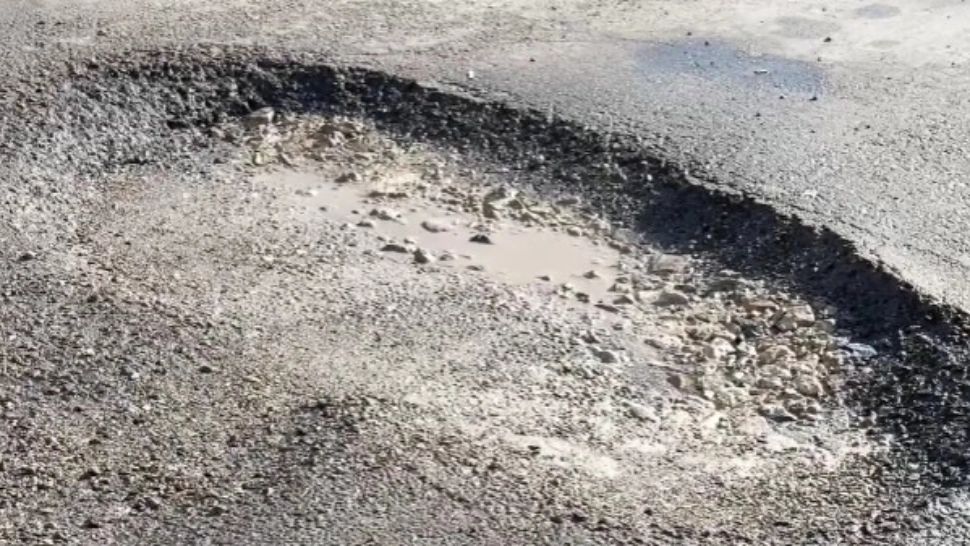 Cratere de un metru pe șosea. Stațiile de autobuz au fost mutate