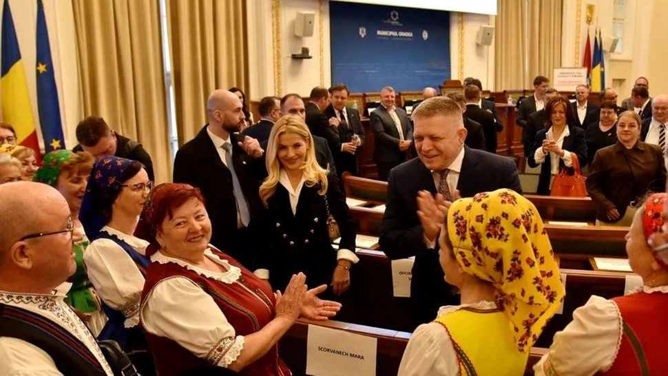 Premierul Slovaciei a cântat în cor piese tradiționale. Moment inedit la Oradea