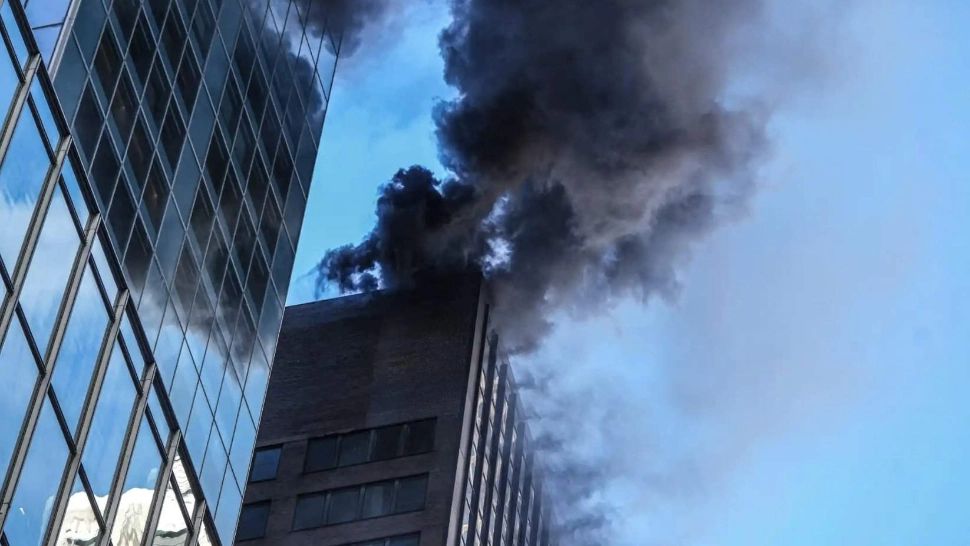 Incendiu puternic într-un zgârie-nori din Manhattan. Au fost înregistrate mai multe victime