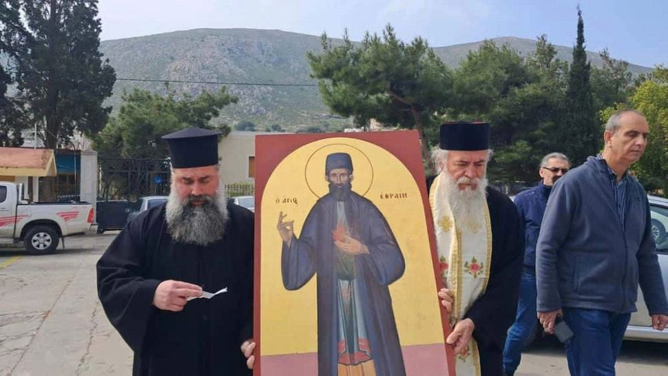 Miracol în Grecia: o icoană ar fi început să lăcrimeze în curtea unui spital. Evenimentul care a emoționat credincioșii