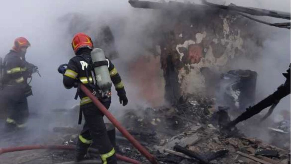  Incendiu puternic într-o gospodărie din Vrancea. Două peroane au fost grav rănite 