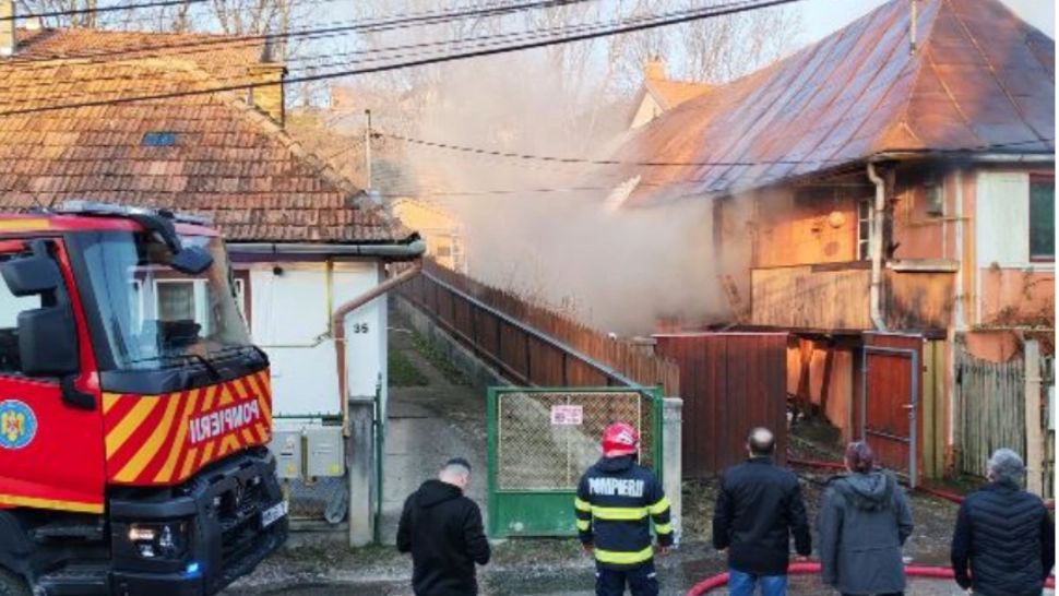 Incendiu de proporții într-o gospodărie din Odorheiu Secuiesc. Proprietara și un pompier au avut nevoie de îngrijiri medicale