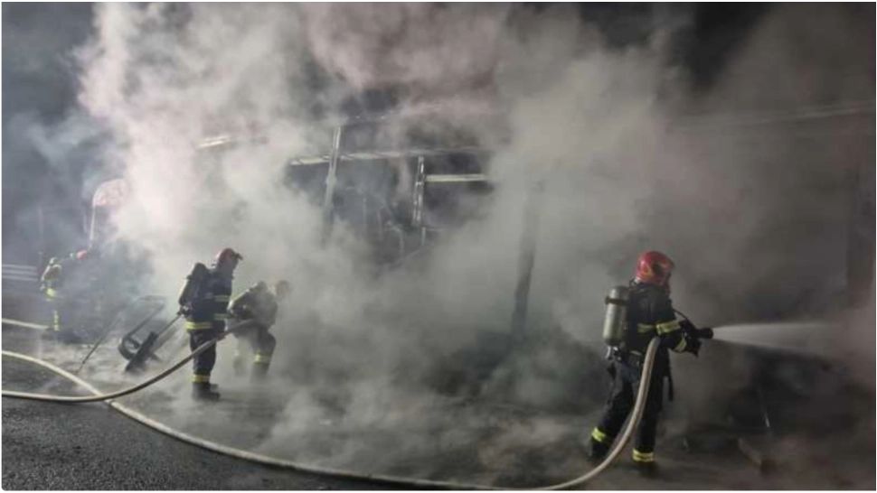Incendiu pe autostrada A1, în județul Timiș. Un TIR care transporta aparatură fitness a ars ca o torță 