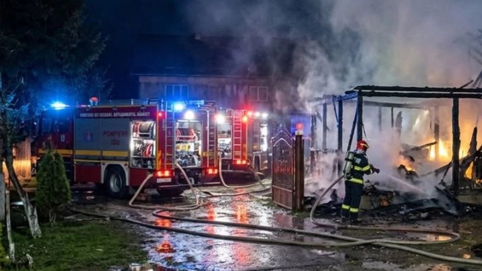 Incendiu într-o gospodărie din județul Suceava. O saună a luat foc din cauza unui coș de fum neprotejat