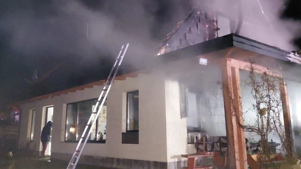 Incendiu puternic într-o gospodărie din județul Harghita. Un bărbat a ajuns la spital cu arsuri pe mâini 