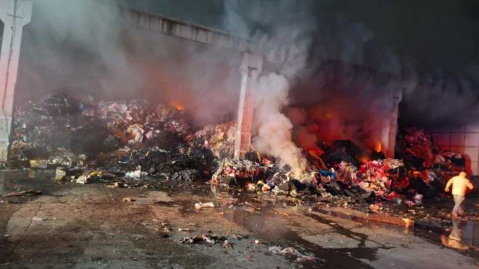 Incendiu puternic la o firmă din județul Hunedoara. Tone de deșeuri au fost făcute scrum