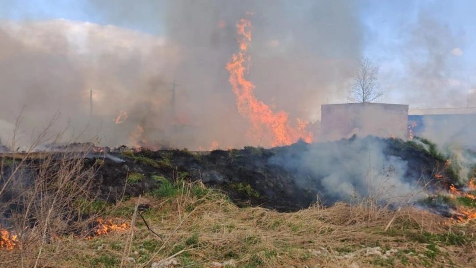 Incendiu masiv în județul Mureș. Pompierii încearcă de mai bine de două zile să stingă flăcările care au cuprins patru tone de deșeuri