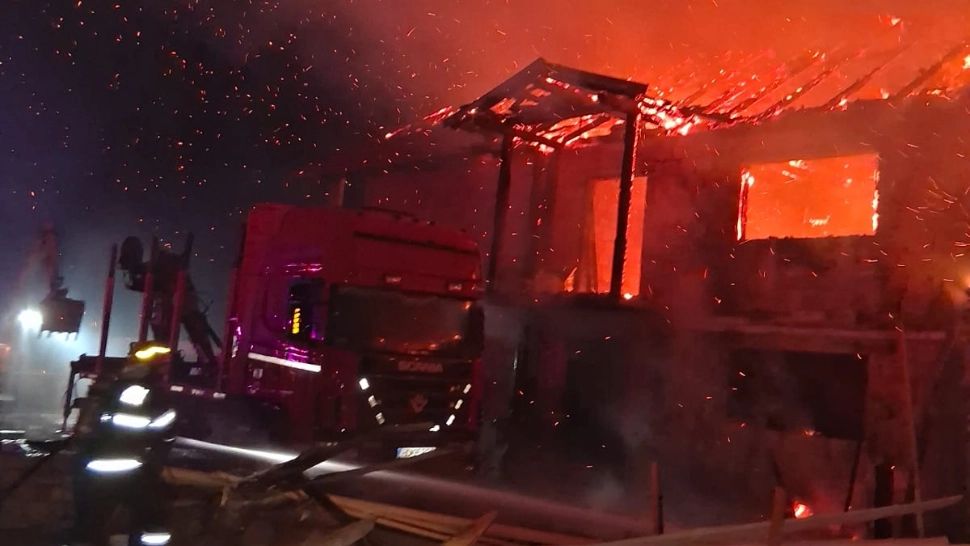 Incendiu puternic într-o hală industrială din Hunedoara. Pompierii au intervenit cu cinci autospeciale pentru stingerea flăcărilor
