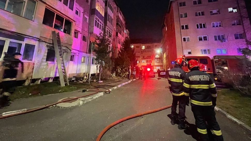 Incendiu puternic într-un bloc din Sibiu: 50 de persoane se aflau în interior